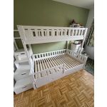 Hochwertiges Etagenbett mit Treppe in Kinderzimmer montiert